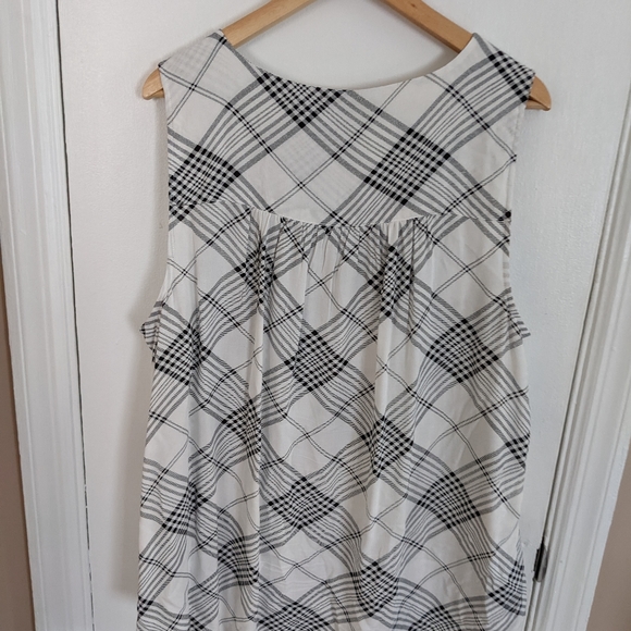 sleeveless blouse with chain clasp - Picture 3 of 4